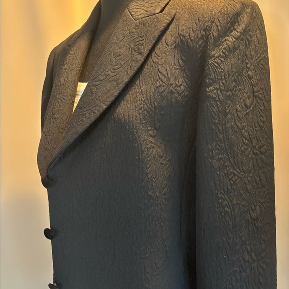 Elegant Black Textured Blazer - Picture 3 of 12